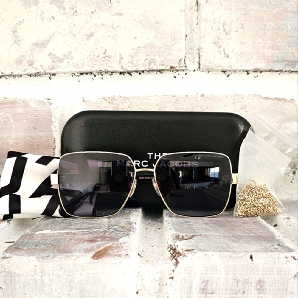♥️NEW MARC JACOBS Black Sunglasses with Gold Chain♥️